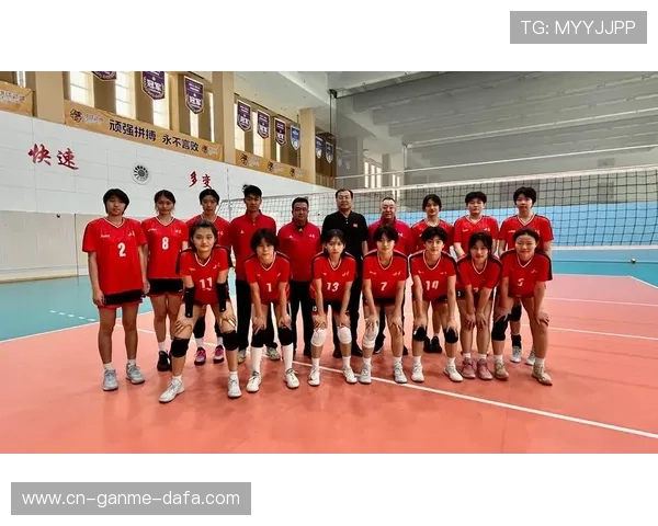女排教练带领团队奋勇拼搏探索胜利之路 展现战术智慧与领导魅力 女排教练带领团队奋勇拼搏探索胜利之路 展现战术智慧与领导魅力